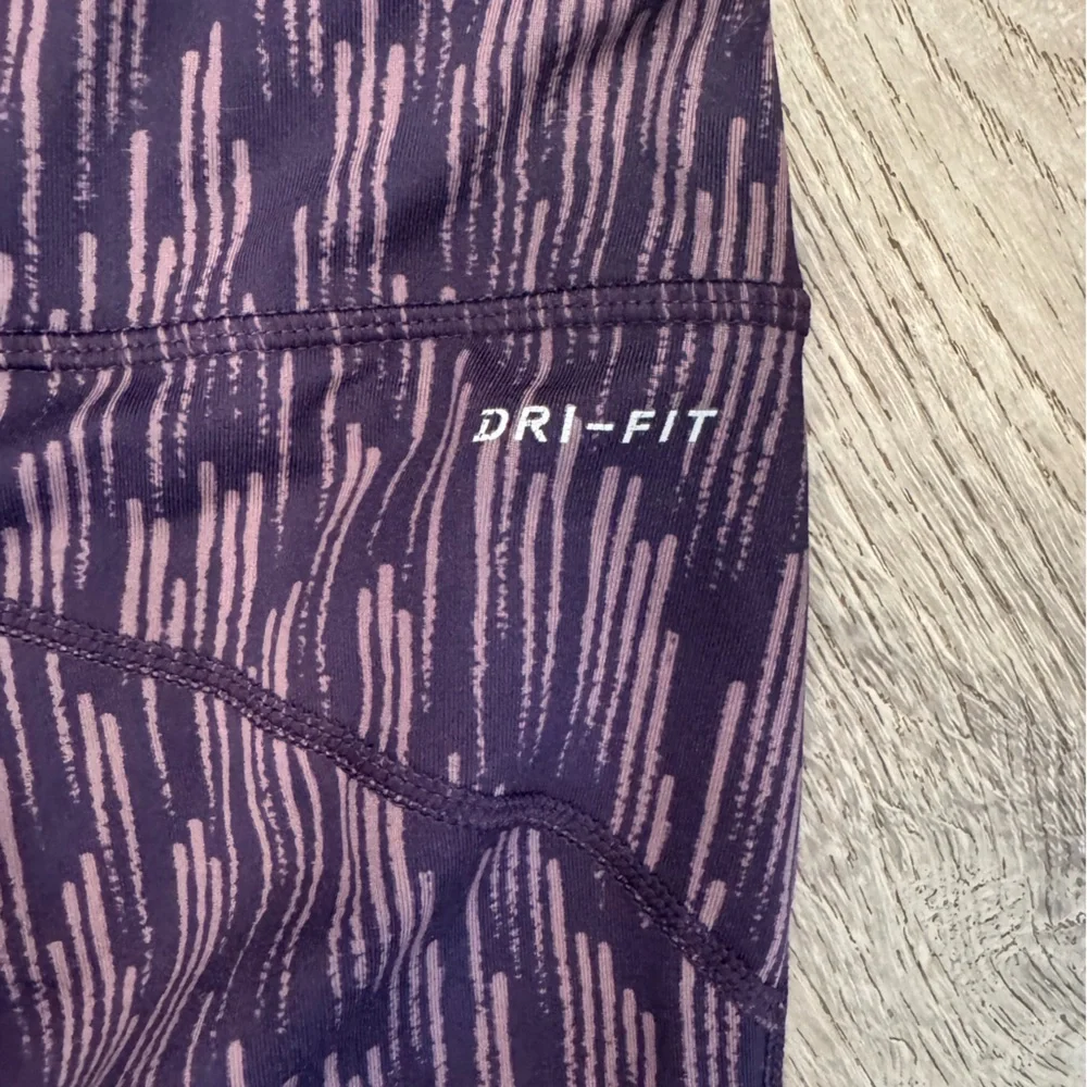 Nike Women's running Purple Patterned cropped Leggings size large - Picture 8 of 8